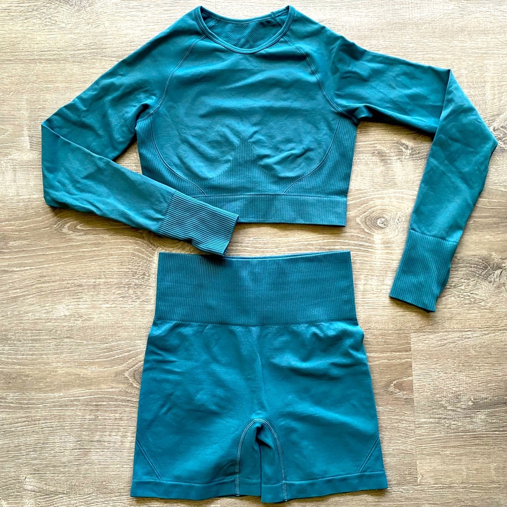Seamless Cropped Sports Top & Shorts Set